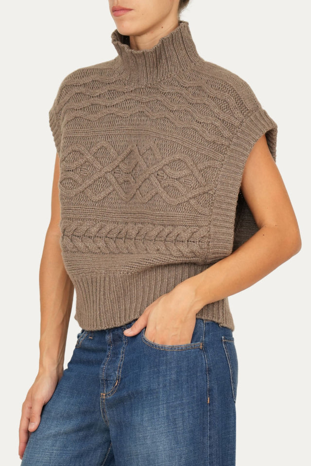 Pull smanicato a collo alto motivo trecce - Noce