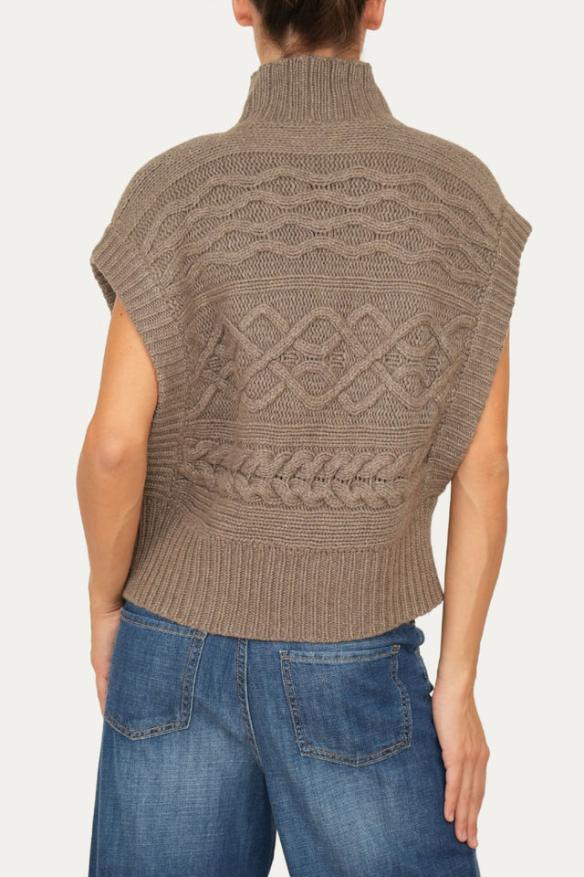 Pull smanicato a collo alto motivo trecce  - Noce